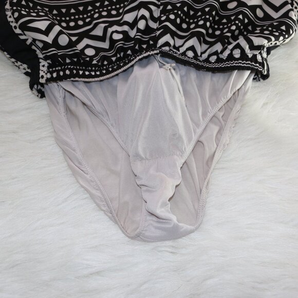 Varsity Spirit Aztec Print Sprinter Shorts – Size Small 🖤🤍🏃‍♀️ - Picture 8 of 10